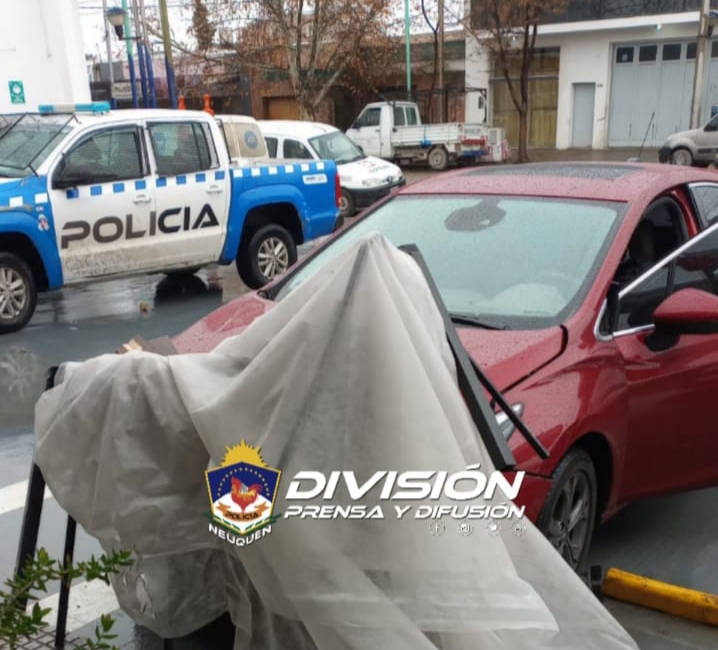 Ebrio «se metió con el auto» a un patio de comidas en el oeste de la ciudad