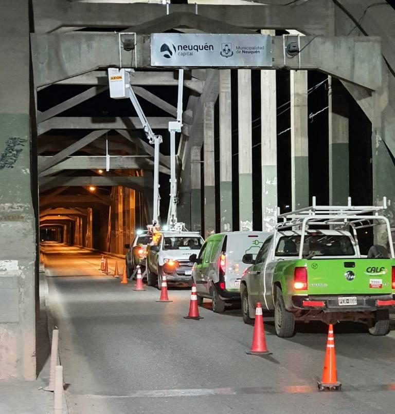 Cambian lámparas de sodio por luces led en el Puente Carretero