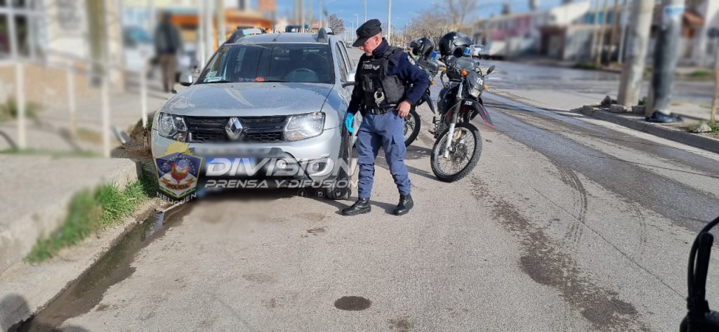 Recuperan camioneta a minutos de haber sido robada