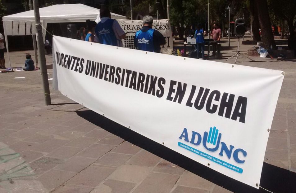 Docentes universitarios de Neuquén y Río Negro adhieren al paro nacional