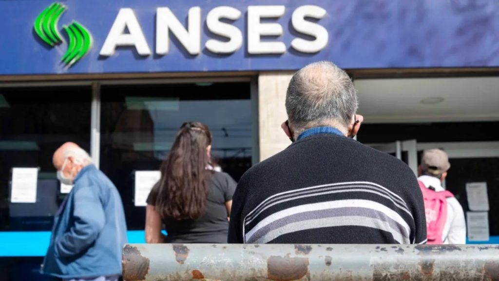 Las jubilaciones y pensiones aumentarán 15,6% a partir de diciembre