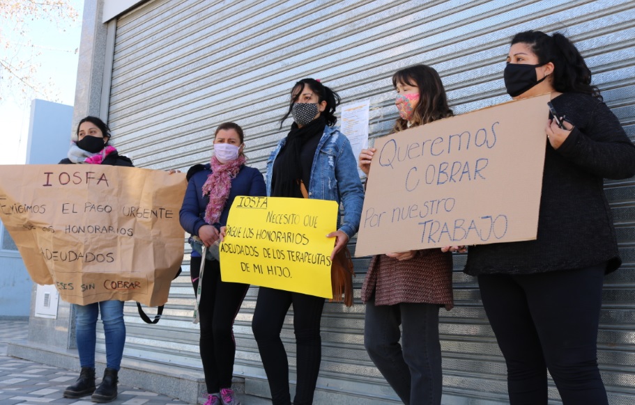 Asistentes terapéuticos salen a la calle por falta de pago de los sueldos