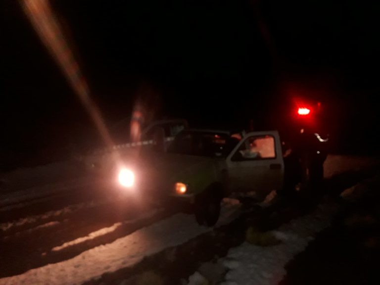 Policías y bomberos rescataron a una pareja en el cerro Anecón Grande