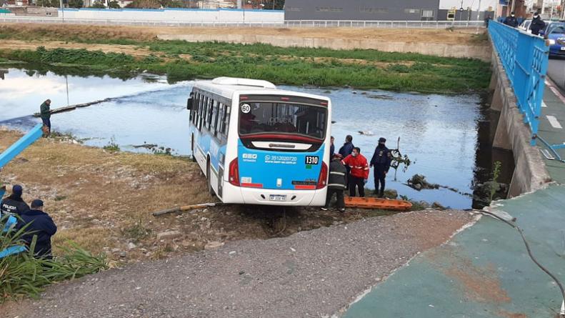 Video: Colectivo con pasajeros cayó desde un puente en Córdoba