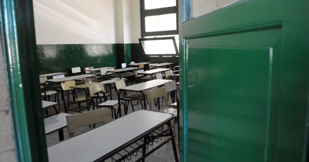 Neuquén aprobó la primera ley del país que prohíbe el uso de celulares en escuelas primarias y secundarias
