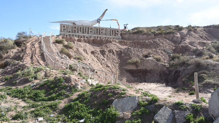 Melipal ya tiene la primera escultura de su Parque de Dinosaurios