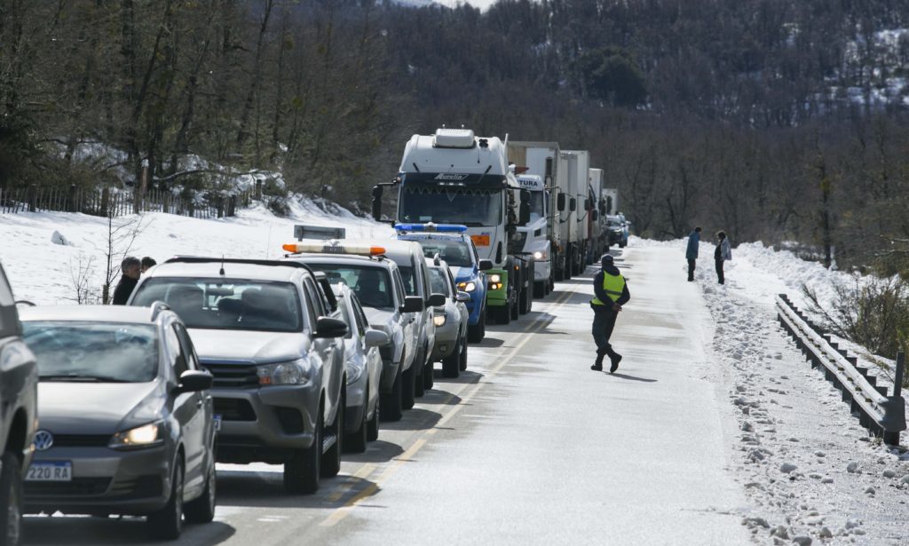 Volcó un micro en la Ruta de los Siete Lagos y los pasajeros salieron ilesos