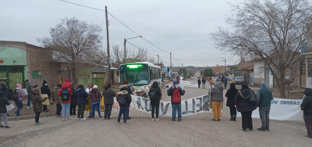 Vecinos de diferentes barrios de Centenario toman un colectivo en reclamo por los servicios básicos