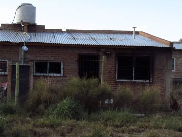 Incendio fatal en El Chañar: Un bebé de 2 años y su papá perdieron la vida