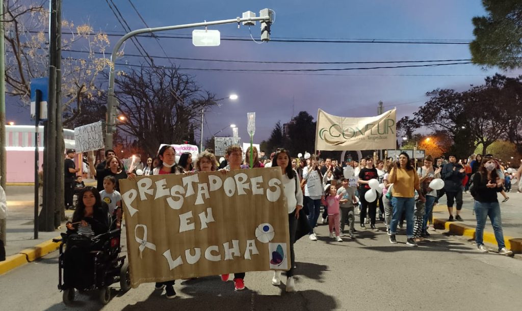 Asistentes terapéuticos, profesionales y familias marcharon contra el recorte a Discapacidad