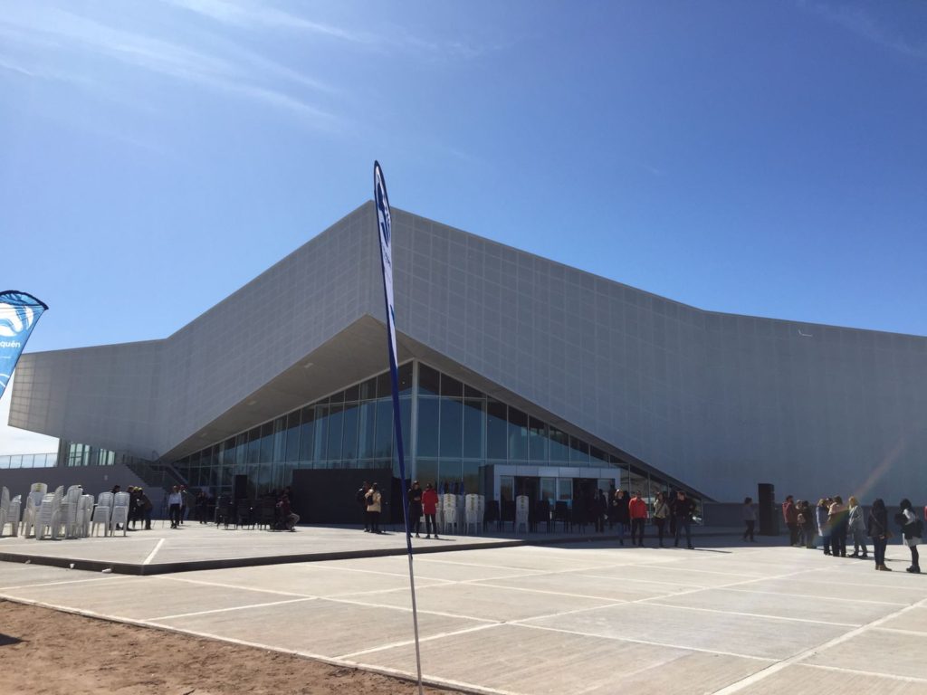 Con la presencia de «Wado» de Pedro quedó inaugurado el Centro de Convenciones «El Cisne»