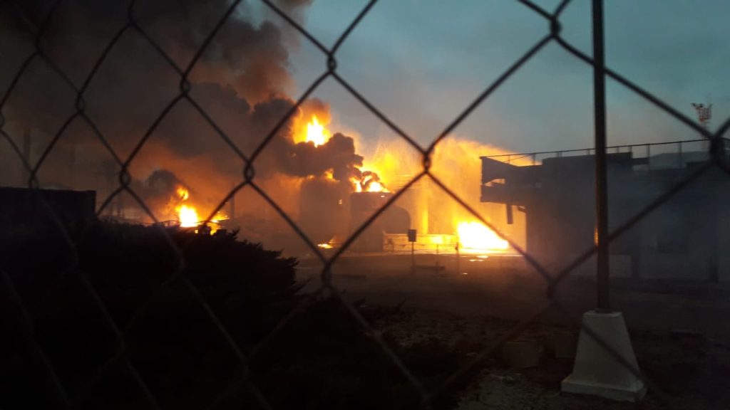 El momento del inicio del incendio en la refinería