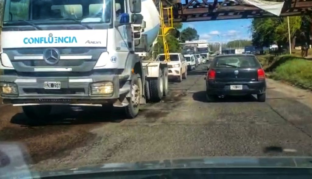 El estado deplorable de la Ruta 151 debajo del Puente Ferroviario