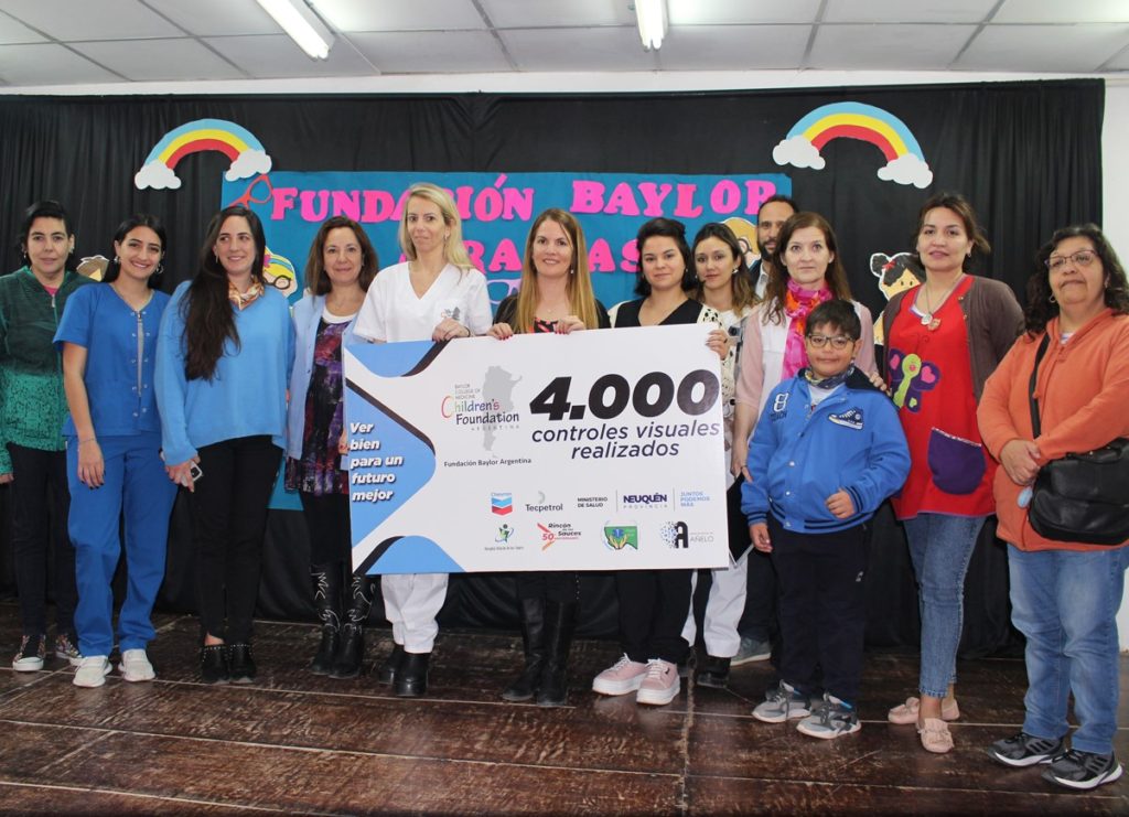 Tecpetrol y la Fundación Baylor entregaron lentes a alumnos de Rincón de los Sauces