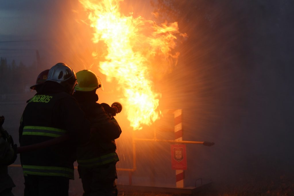 Dos bomberos hospitalizados por un feroz incendio en una refinería
