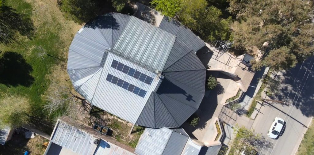 Una parroquia de Centenario instaló paneles solares