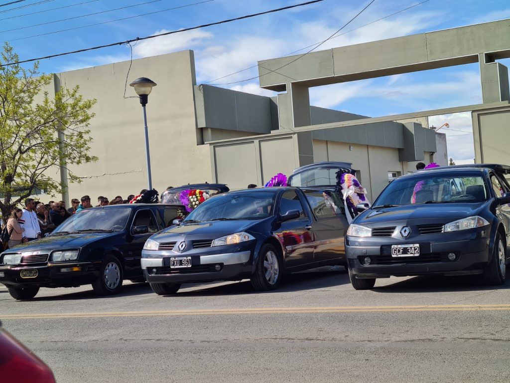 Una multitud despidió a los tres operarios que perdieron la vida en la refinería