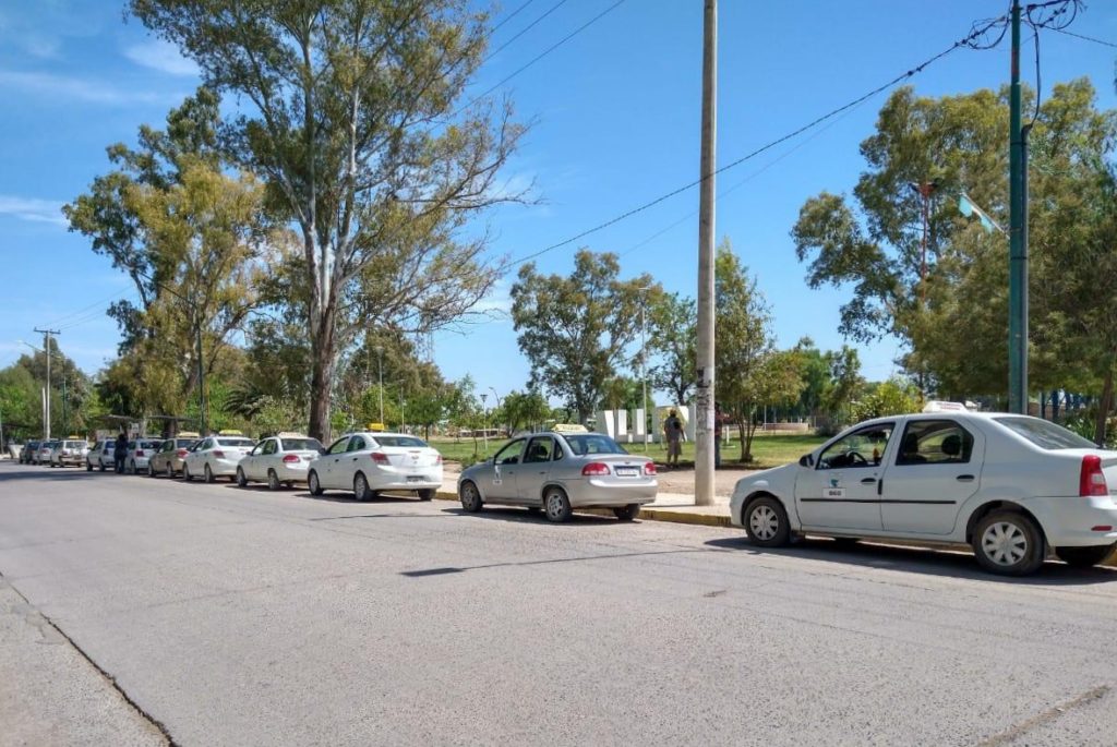 Se robó un taxi y cayó al canal de riego cuando escapaba de la policía