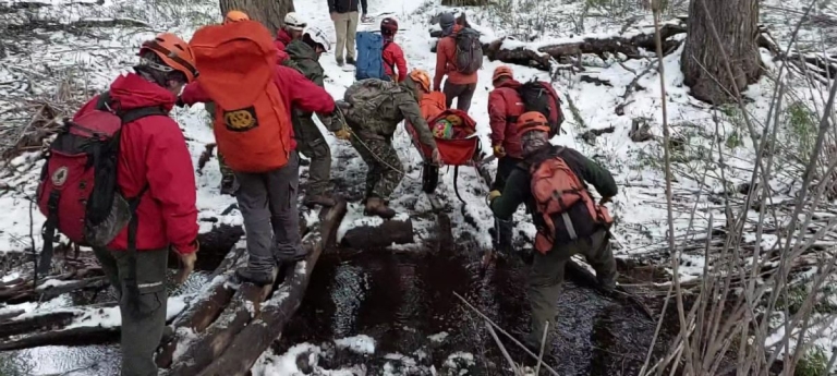 Tras 9 horas rescataron a un esquiador del refugio Frey