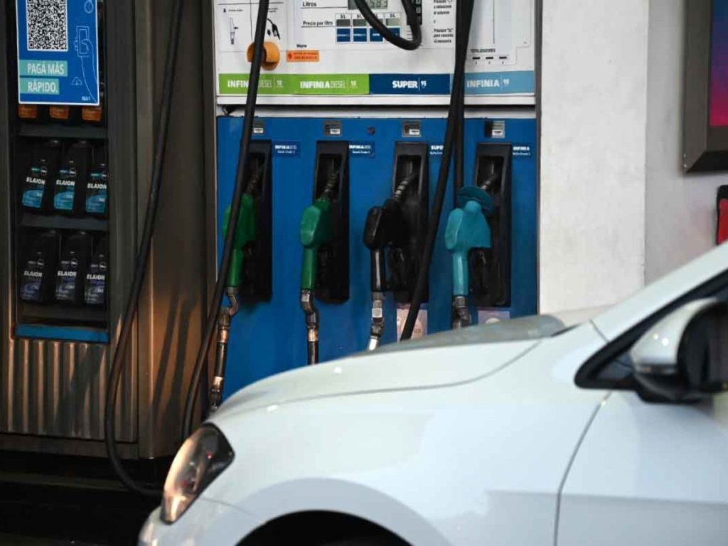 El 1° de enero subirán los precios de la nafta y el gasoil