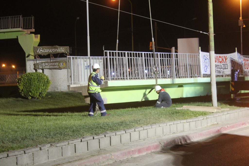 Centenario: Retiran partes del puente peatonal de la segunda rotonda