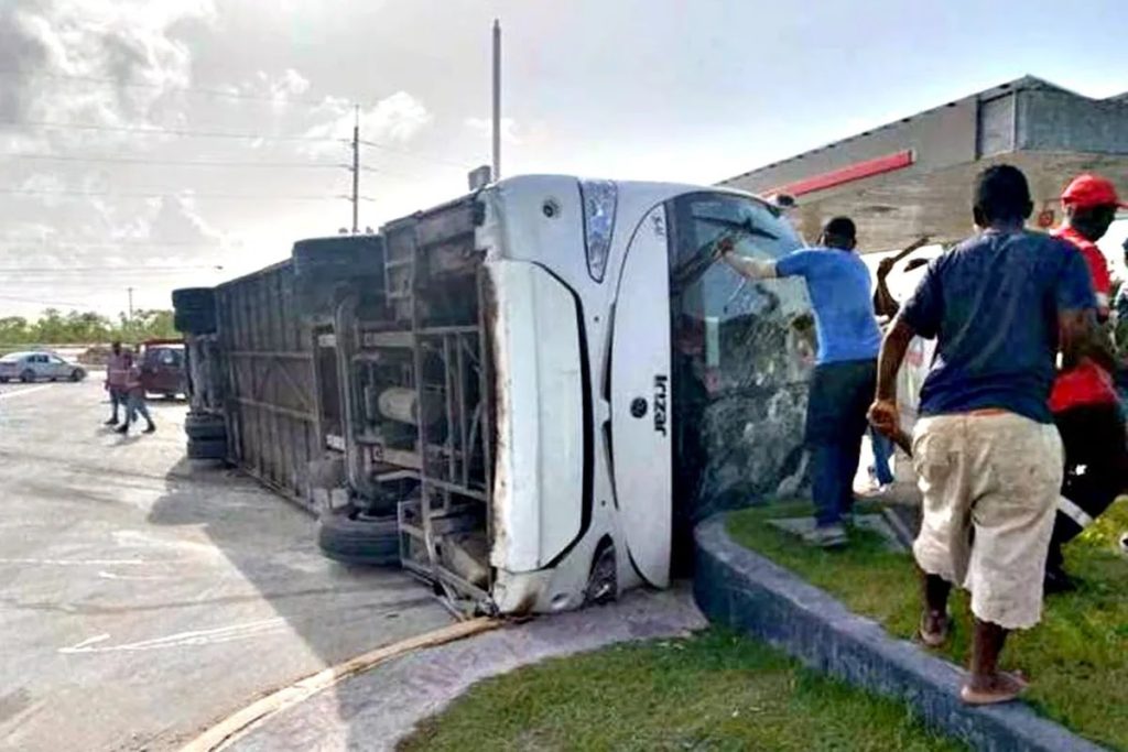 Una argentina murió en el vuelco de un colectivo en Punta Cana