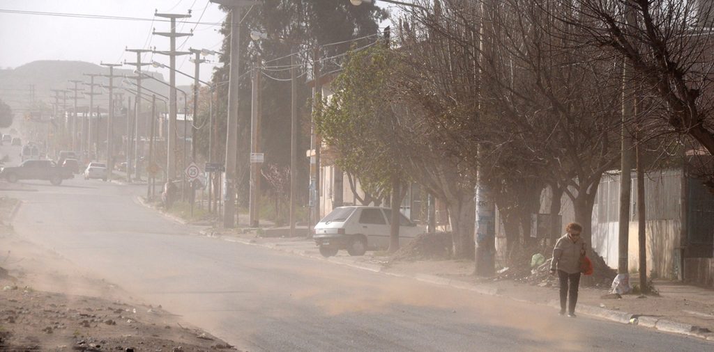 Piden no estar en la vía pública por la alerta de viento fuerte en la región