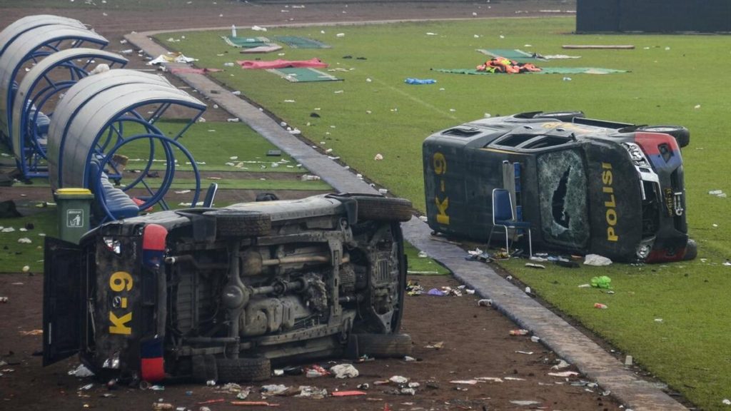 Al menos 125 muertos tras un partido de fútbol en Indonesia
