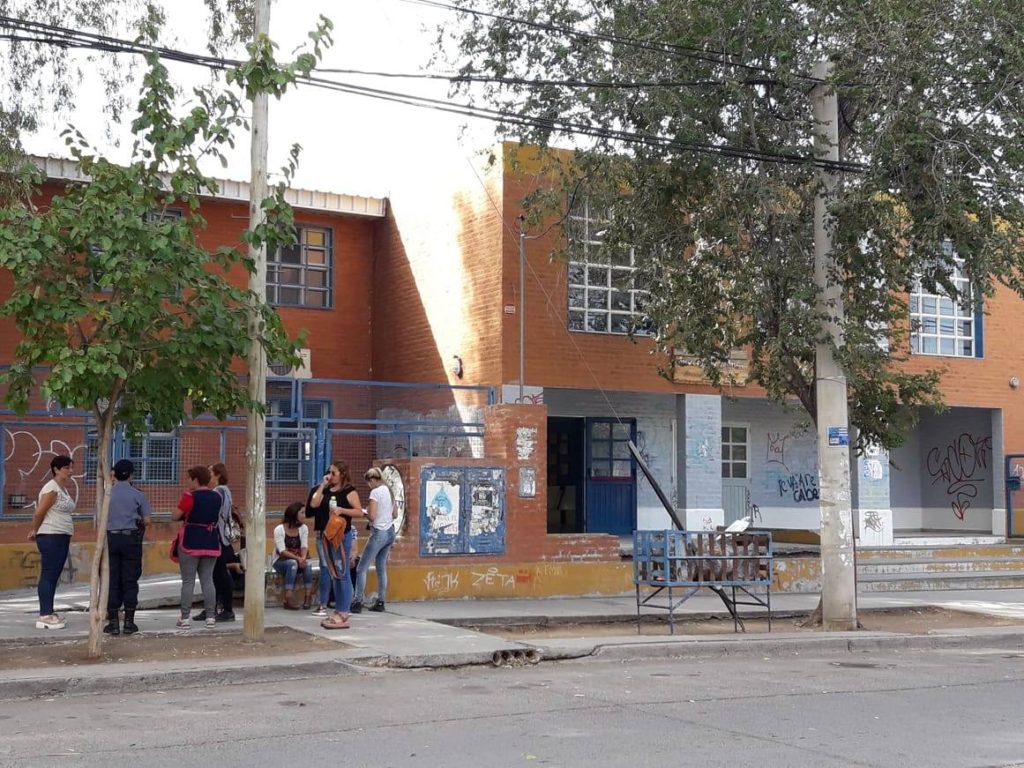 Interrumpió una clase y golpeó a un estudiante