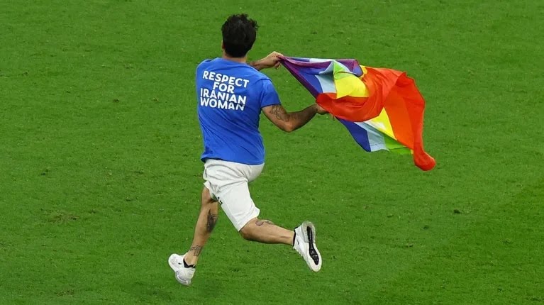 Qatar 2022: Activista ingresó a una cancha con la bandera LGBT