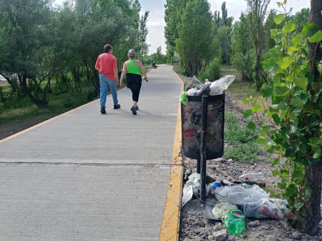 Escena repetida: No dan abasto los cestos de basura en el Paseo Costero