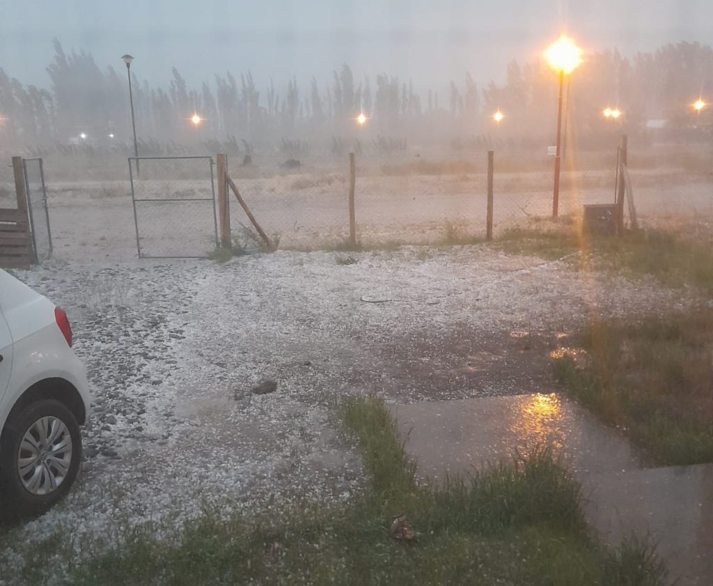 Un fuerte temporal de lluvia y granizó azotó a la región