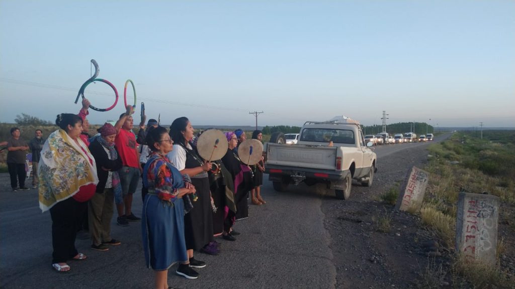 Comunidades mapuches cortan varios accesos a yacimientos petroleros