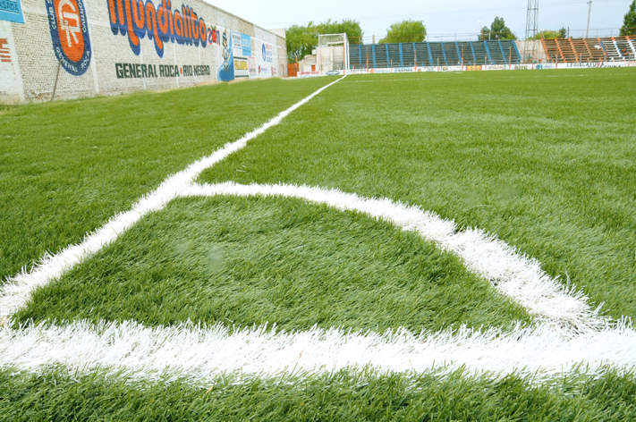 Detienen a un joven tras dañar un auto a la salida de la cancha