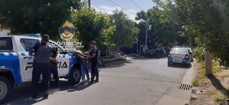 Dos hombres fueron detenidos por portar armas de fuego cargadas