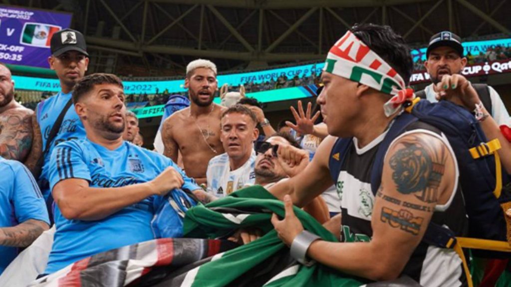 Se picó: Argentinos y mexicanos se cruzaron en las tribunas durante la disputa futbolística