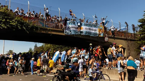 Dos hinchas se arrojaron desde un puente al micro de la Selección