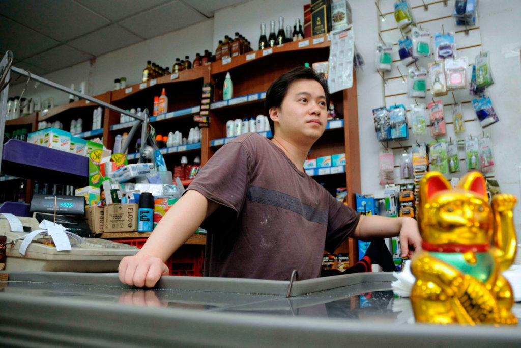 Denuncian a supermercados chinos por no respetar el horario de cierre en Navidad