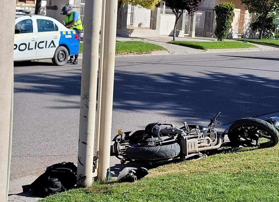 Centenario: Un motociclista murió tras chocar con un poste