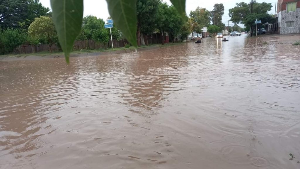 La tormenta dejó calles inundadas y barrios sin luz en Centenario