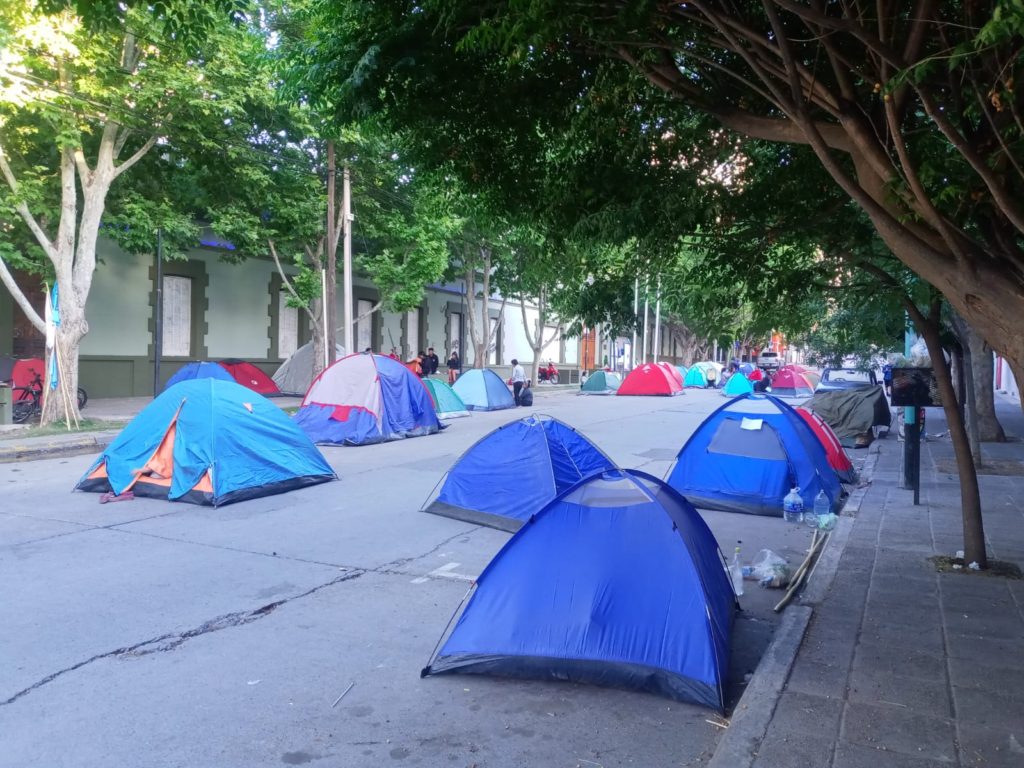 Sigue el acampe en Casa de Gobierno y es por tiempo indeterminado