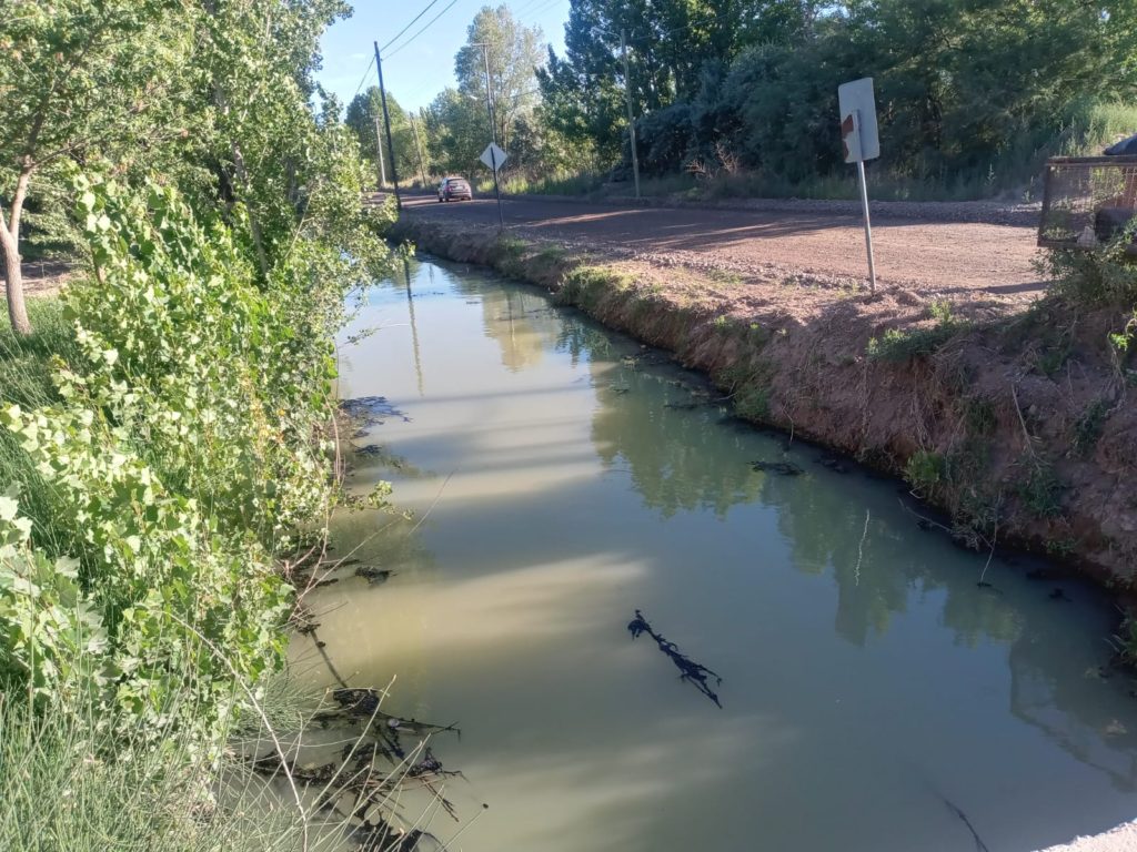 Vecinos denuncian que EPAS arroja liquidos cloacales al canal Bejarano