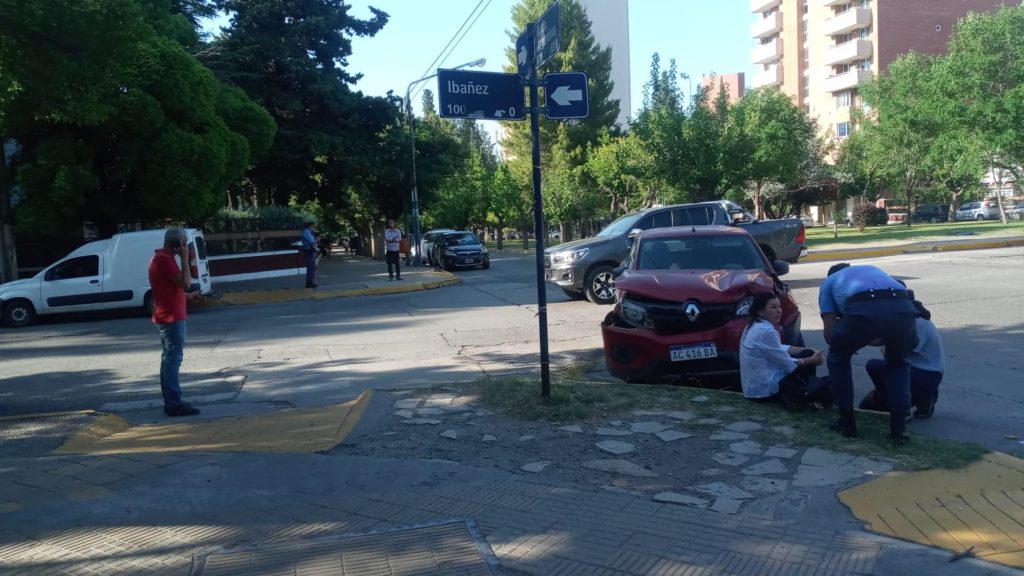 Chocó a una mujer que iba a su trabajo y huyó