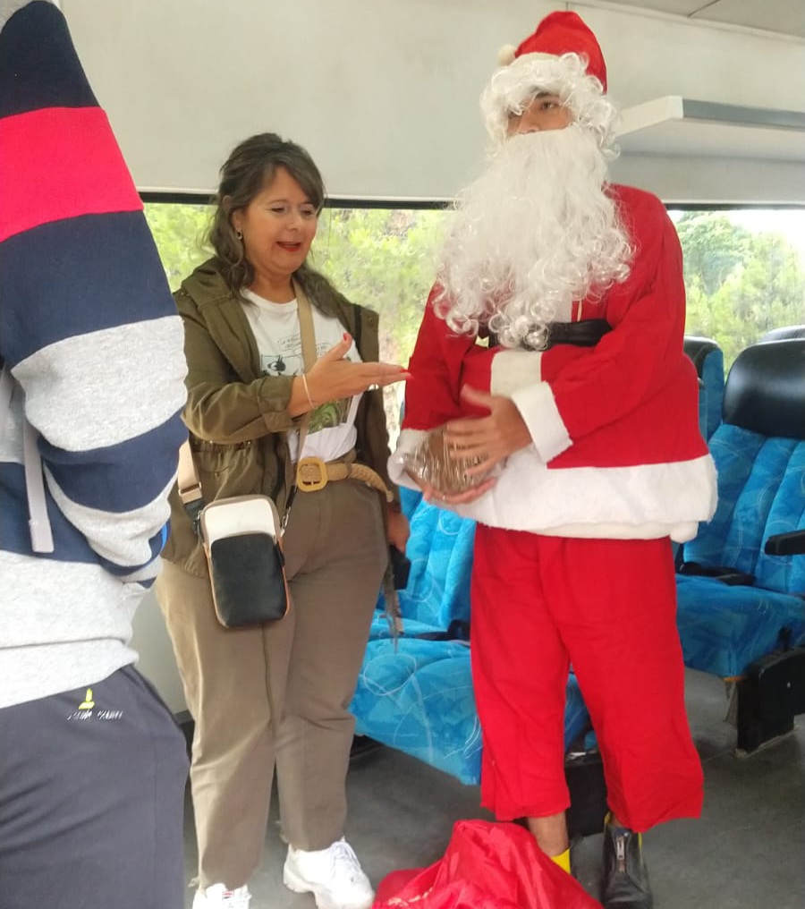 Papá Noel se tomó el Tren del Valle y regaló panes dulces