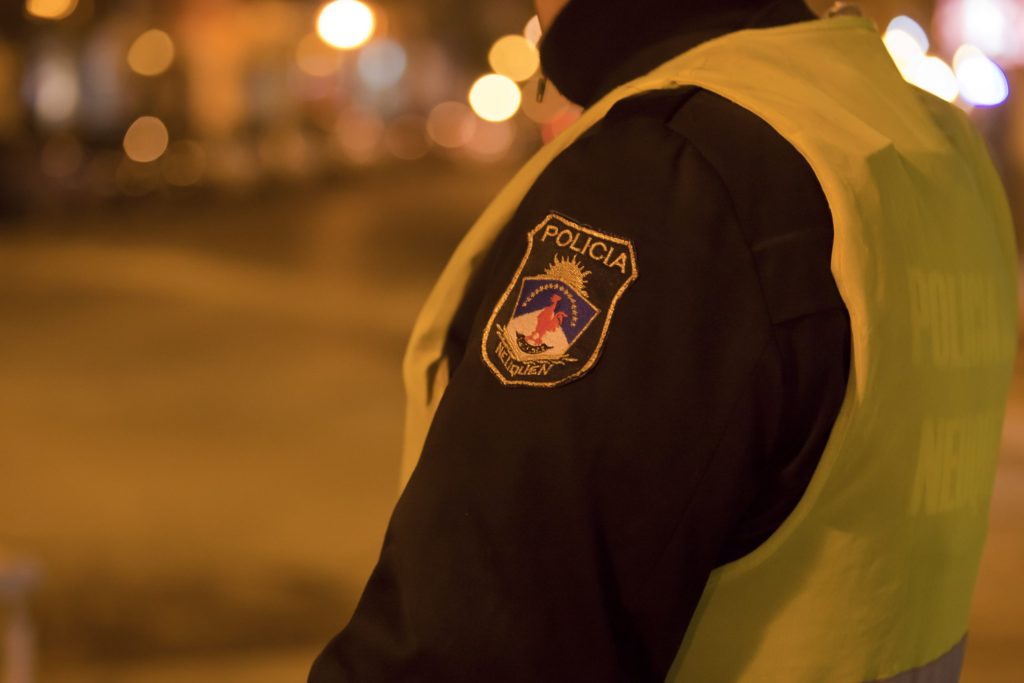 Condenaron a un policía por disparar sin dar la voz de alto y lesionar a un joven que robaba