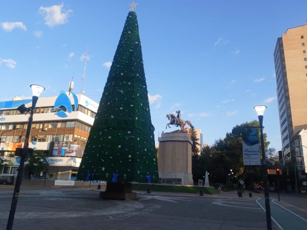 Neuquén capital tiene su pino navideño