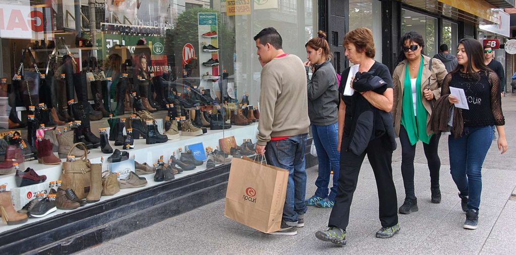 Las ventas siguen en baja y los comerciantes esperan el milagro del aguinaldo