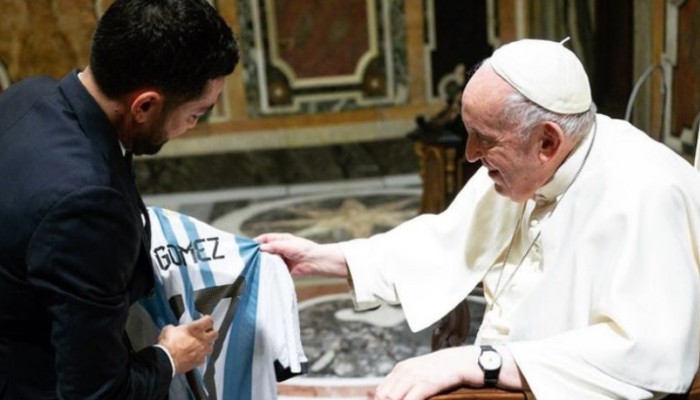 El Papa Francisco recibió un regalo «mundialista»