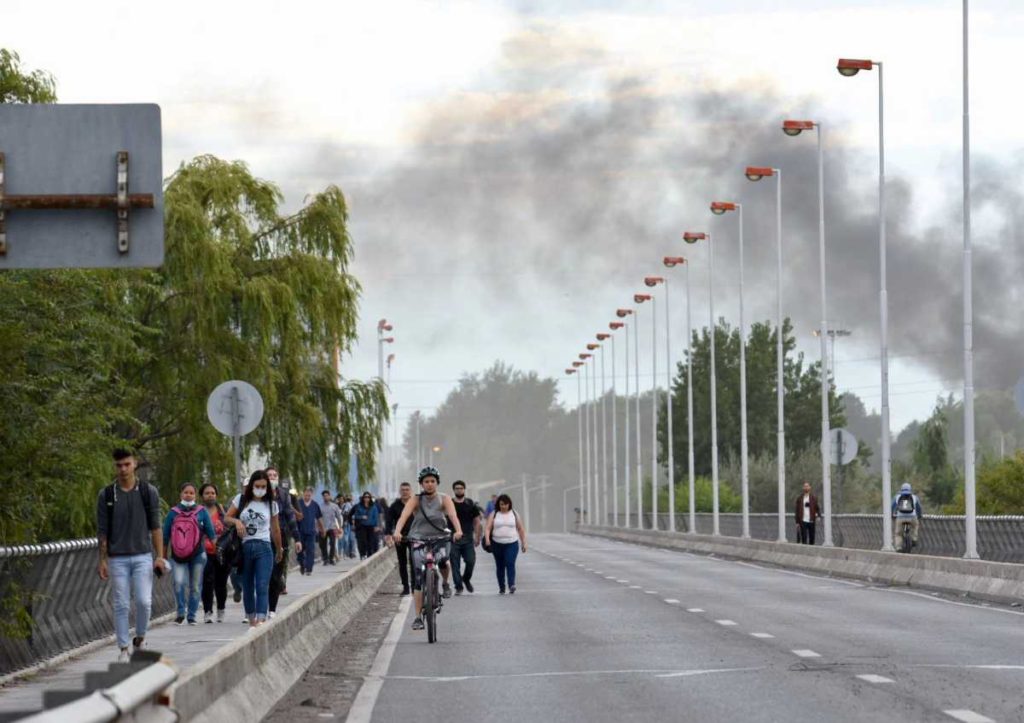 ATE Río Negro corta el Puente Carretero