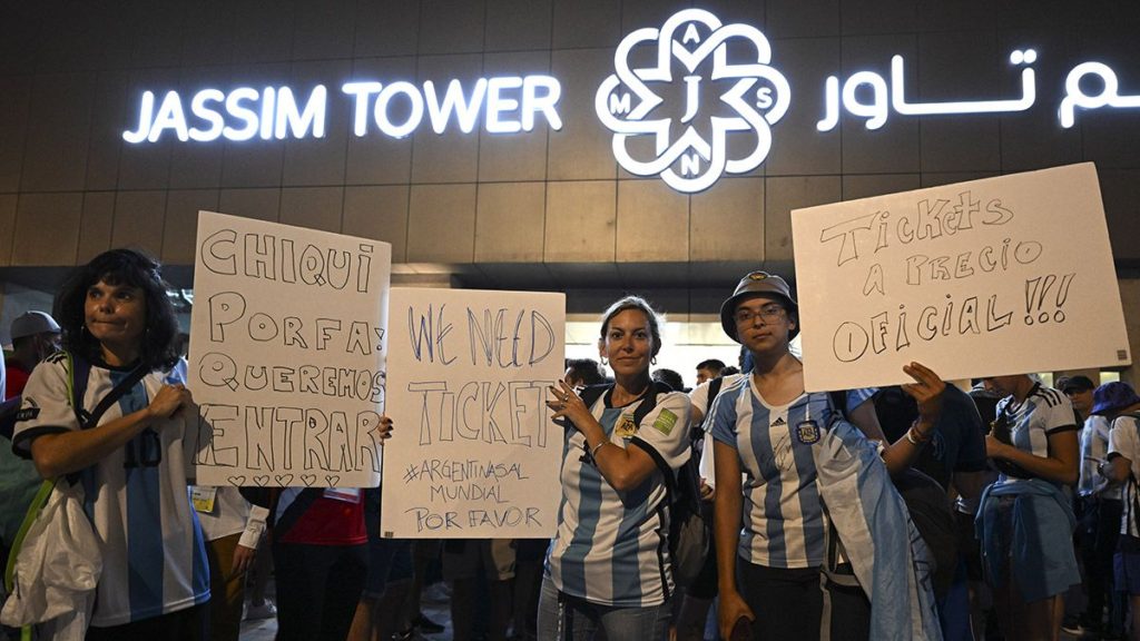 Hinchas argentinos hacen un «piquete» en Qatar por falta de entradas